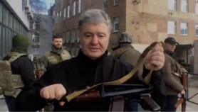 Cu un Kalașnikov în mână, Petro Poroșenko îi transmite un mesaj lui Putin: Nu va pune mâna pe Ucraina